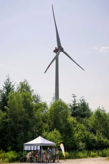 Die Energiegenossenschaft Starkenburg hat am Sonntag, 28. Juni 2026, zu einem
Tag der offenen Tür am Windpark Greiner Eck eingeladen. Trotz hochsommerlicher Temperaturen nutzten rund 80 Interessierte die Gelegenheit, sich vor Ort überden Windpark zu informieren. | Foto: Stadt Heidelberg/Philipp Rothe