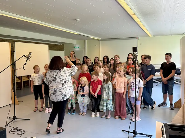 Silke Schick singt mit den Notenhüpfern und just4Music die Lieder ein  | Foto: Carsten Hofsäß