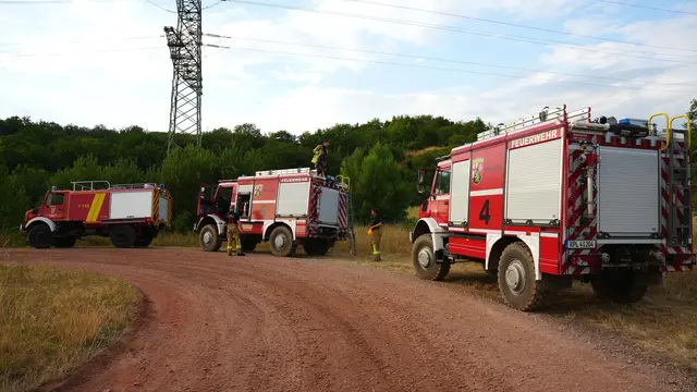 Die Feuerwehr ist mit einem Großaufgebot im Einsatz.  | Foto: Kevin Schößler/dpa