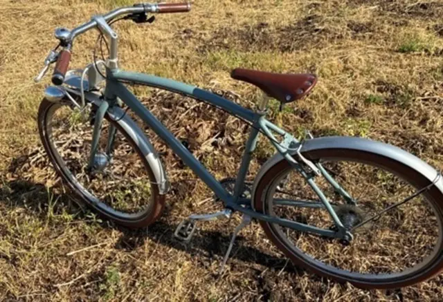 Die Polizei hat in Jockgrim zwei aufgefundene Fahrräder sichergestellt und sucht nun die Eigentümer sowie Zeugen. Gefunden wurden ein grünes Herrenfahrrad und ein rotes Damenfahrrad nahe der Trifellsstraße. | Foto: Polizei Wörth