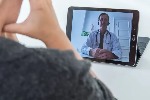 So kommt der Arzt per Video in der Apotheke: Das Fachpersonal kümmert sich um die Einrichtung der Technik - und lässt Patientin oder Patient dann mit dem Arzt allein, sobald die Sprechstunde beginnt.  | Foto: dpa