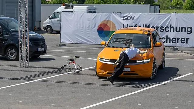 E-Autos sind laut UDV insgesamt ähnlich sicher wie Verbrenner, zeigen aber bei niedrigen Geschwindigkeiten besondere Unfallmuster. Die wichtigsten Unterschiede betreffen Fußgängerunfälle beim Anfahren, Rückwärtsfahren und Abbiegen in der Dämmerung. | Foto: © Harald Alomant / UDV