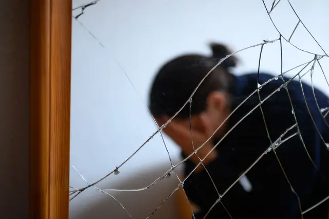 Jeden Tag registriert die Polizei in Baden-Württemberg laut Innenministerium rund 50 neue Fälle von Gewalt in Beziehungen und rund 30 verletzte Opfer. (Symbolbild) | Foto: Jonas Walzberg/dpa