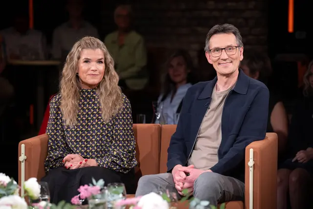 Anke Engelke und Kristian Thees bei der Aufzeichnung der Radio Bremen Talkshow "3nach9". (zu dpa: «Thees und Engelke über Podcast-Aus: Kann nicht das Ende sein») | Foto: dpa
