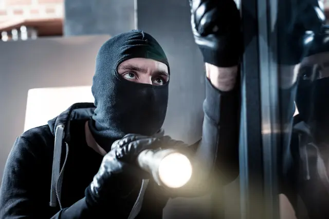 Nach bisherigen Erkenntnissen schlugen die Täter die Isolierverglasung des Automaten ein und gelangten so an die Ware. Der entstandene Sachschaden wird auf rund 1.000 Euro geschätzt. | Foto: zinkevych/Stock.adobe.com