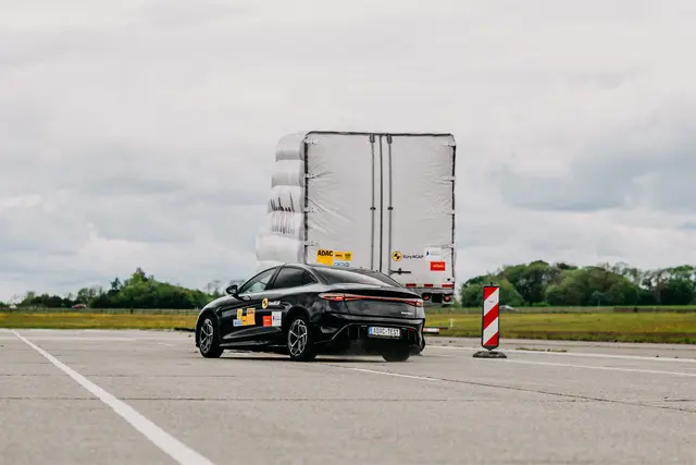 Mit einem aufblasbaren Lkw Target testete der ADAC die Notbremsassistenten verschiedener Fahrzeuge. | Foto: ADAC