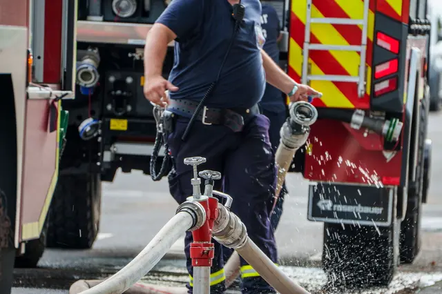 Nach wie vor sind zahlreiche Feuerwehrkräfte vor Ort. (Archivbild) | Foto: Andreas Arnold/dpa