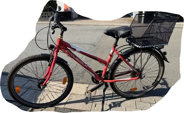 Die Polizei hat in Jockgrim zwei aufgefundene Fahrräder sichergestellt und sucht nun die Eigentümer sowie Zeugen. Gefunden wurden ein grünes Herrenfahrrad und ein rotes Damenfahrrad nahe der Trifellsstraße. | Foto: Polizeidirektion Landau