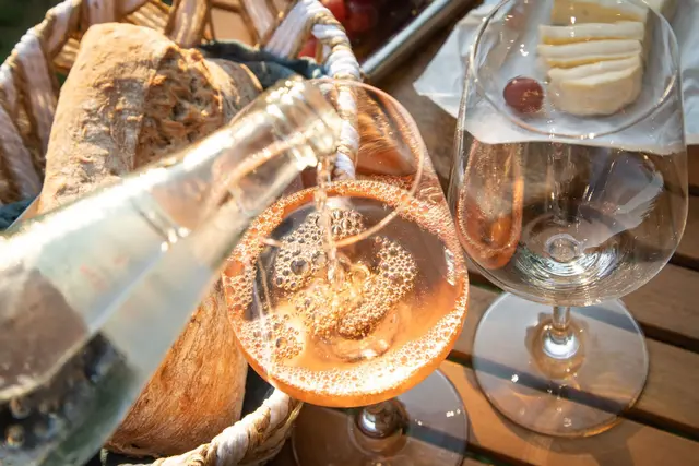 Fifty-fifty: Das ist eine gute Faustregel für das Verhältnis zwischen Mineralwasser und Wein.  (zu dpa: «Damit's nicht so dreht: Tipps für die perfekte Weinschorle») | Foto: dpa