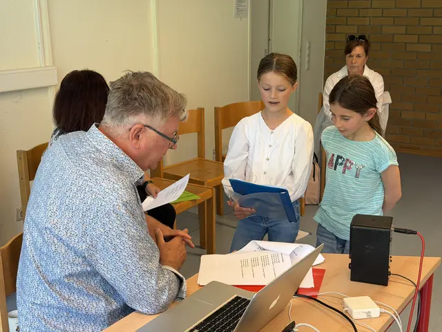 Reinhard Horn bespricht mit Rosalie Heinz und Dana Schäfer ihre Lieder, im Hintergrund Silke Schick und Ute Horn | Foto: Carsten Hofsäß