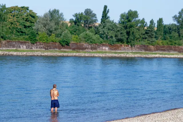 Jenseits von Strandbädern ist der Rhein ein hochgefährliches Gewässer. (Archivbild) | Foto: Uwe Anspach/dpa