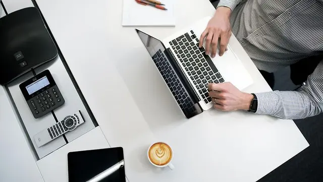 Ein kurzer Online-Check zeigt, wo im Betrieb typische IT-Sicherheitslücken liegen und welche Schritte zuerst sinnvoll sind. Der überarbeitete GDV-Check gibt direkt nach jeder Antwort Rückmeldung und erstellt am Ende ein PDF. | Foto: © Tyler Franta - unsplash