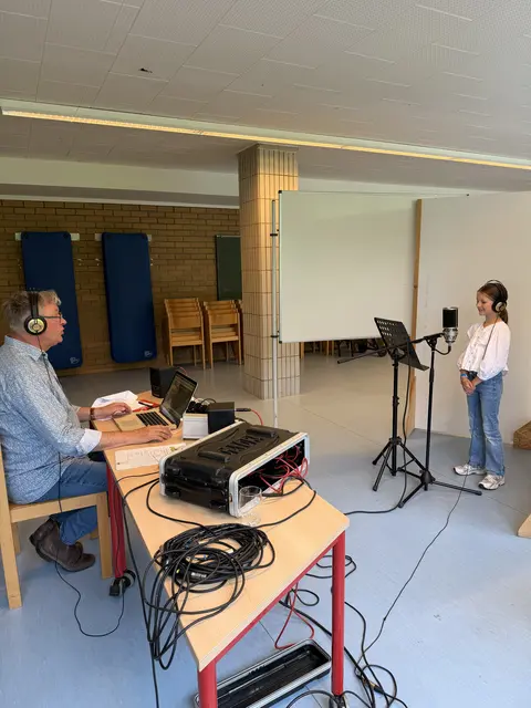Rosalie Heinz singt ihr Solo ein, Reinhard Horn zeichnet auf | Foto: Carsten Hofsäß