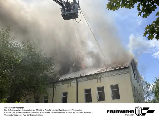 Zwei Dachstuhlbrände haben die Feuerwehr München am Montag in Obermenzing und Solln stark gefordert. Ein leerstehendes Schulgebäude und ein Wohnhaus standen in Flammen, in Solln war vermutlich ein Blitzeinschlag der Auslöser. | Foto: Feuerwehr München