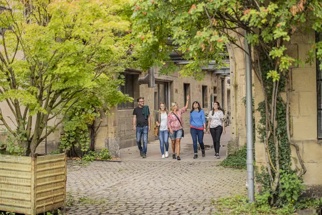 Speziell für Seniorinnen und Senioren führen die informativen Stadtrundgänge in einem behaglichen und bequemen Tempo und mit regelmäßigen Pausen durch die Stadt. | Foto: KTG Karlsruhe Tourimus, Foto: Jan Bürgermeister