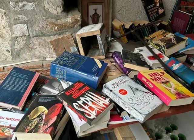 Unbekannte haben in Maikammer eine Vertrauenskasse neben einem Büchertisch aufgebrochen und mehr als 80 Euro gestohlen. Die Polizei ermittelt und bittet um Zeugenhinweise. | Foto: Polizeiinspektion Edenkoben