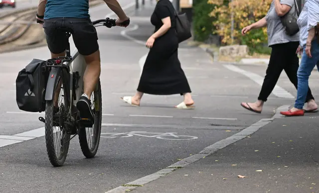 Beim Radfahren atmet man mehr Luft ein als beim Gehen. | Foto: Bernd Weißbrod/dpa