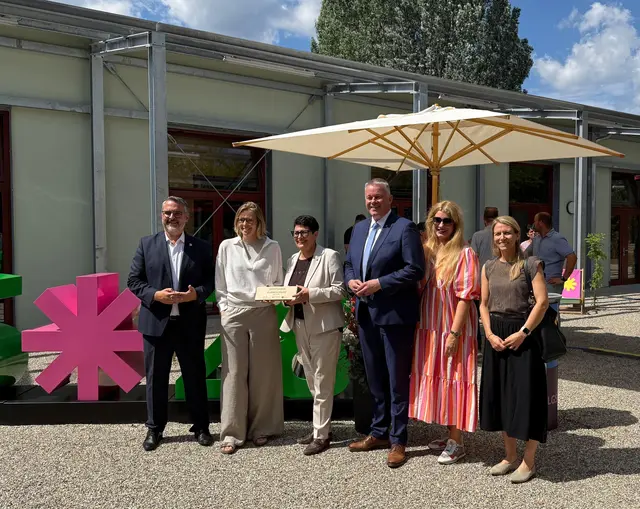 Freuten sich über die offizielle Einweihung der LGS-Geschäftsstelle: (v.l.n.r.) Oberbürgermeister Marc Weigel, LGS-Geschäftsführerin Anne Pieper, Landesministerin Christine Schneider, Ministerpräsident Gordon Schnieder, Katharina Schuler (MdL), Dr. Marlene Gottwald (MdL) | Foto: LGS28