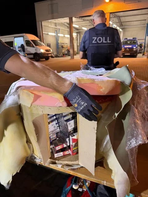 Mithilfe eines sogenannten Scan Vans, einem mobilen Röntgensystem, wurde die Ladung durchleuchtet. Dabei entdeckten die Zöllner Auffälligkeiten in zwei Sitzmöbeln. | Foto: Hauptzollamt Saarbrücken