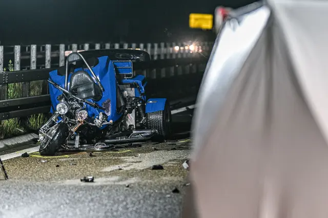 Die B29 wurde nach dem Unfall für mehrere Stunden gesperrt. | Foto: Fotoreport-DB/onw-images/dpa