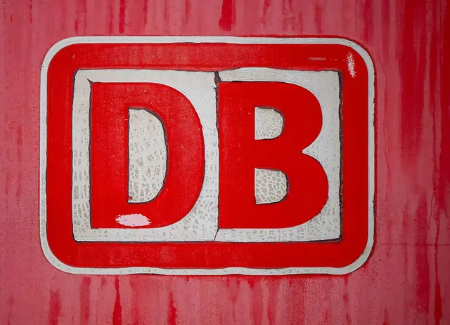 Die Deutsche Bahn will die Illertalbahn in Schwaben binnen etwa der kommenden zehn Jahre ausbauen. (Symbolbild) | Foto: Peter Kneffel/dpa