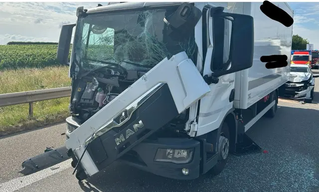 „Auf der A65 bei Landau ist ein 27-jähriger Autofahrer nach Polizeiangaben ungebremst auf einen Lkw aufgefahren, nachdem er durch sein Smartphone abgelenkt war. Der Mann wurde verletzt, es entstand ein Schaden von mehr als 80.000 Euro.“ | Foto: Polizeidirektion Landau