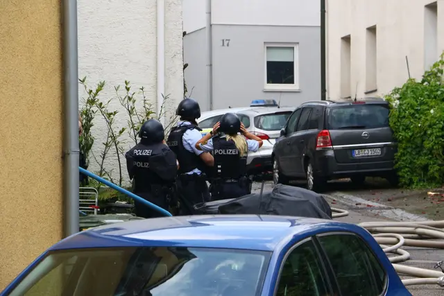 Die Polizei war mit zahlreichen Kräften am Ort.  | Foto: Karsten Schmalz/KS-Images/dpa