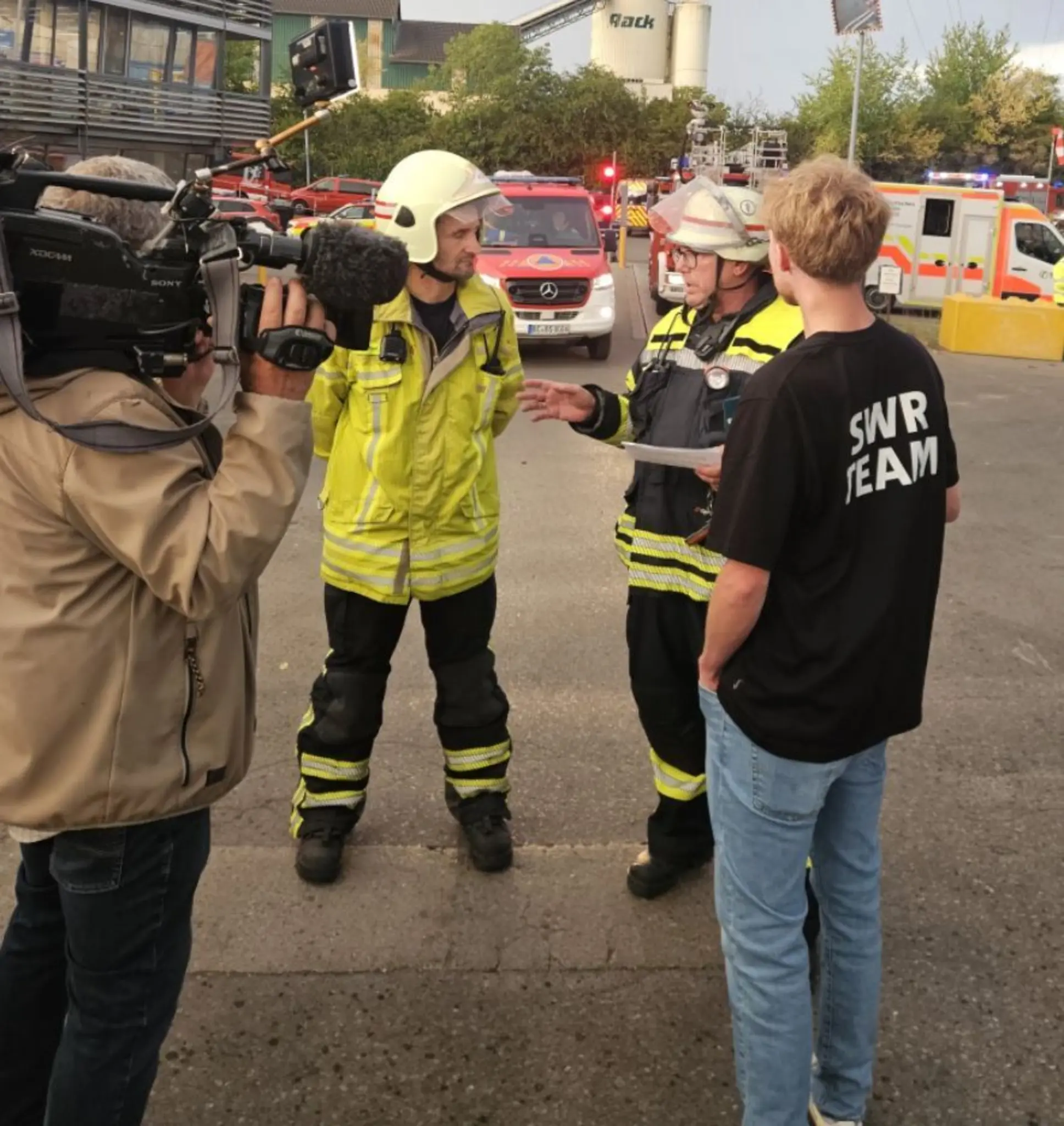 Brand-in-Bad-Saulgau-300-Tonnen-M-ll-in-Lagerhalle-brennen