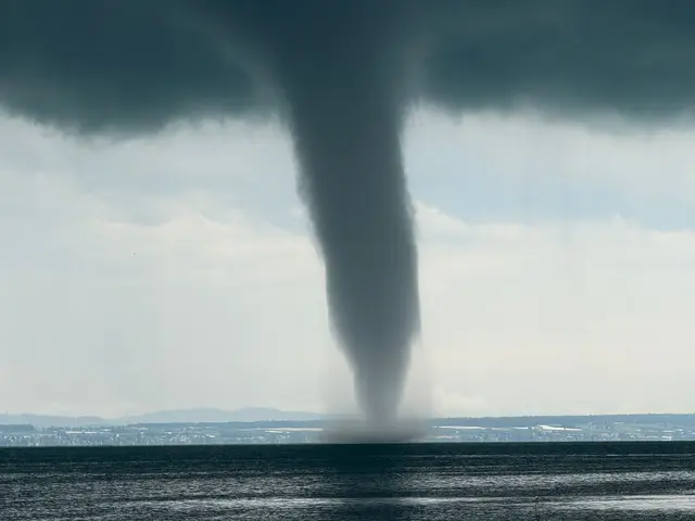 Am Mittwochmittag hat sich ein Tornado auf dem Bodensee vor Friedrichshafen gebildet.  | Foto: Kraus/swd-medien/dpa