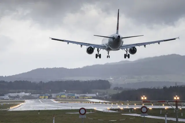 Nach den Umleitungen fehlten die Flugzeuge für Weiterflüge in Zürich. (Archivbild) | Foto: Ennio Leanza/KEYSTONE/dpa