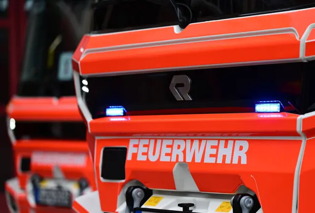 Die Feuerwehr holte den Mann aus der Baugrube. (Symbolbild) | Foto: Bernd Weißbrod/dpa