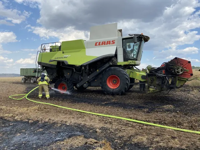 Ein Mähdrescher ist zwischen Hettenleidelheim und Tiefenthal während der Ernte in Brand geraten. Der Fahrer und sein kleiner Sohn blieben unverletzt, die Feuerwehr löschte auch das Feuer auf der Ackerfläche. | Foto: Polizeidirektion Neustadt/Weinstraße