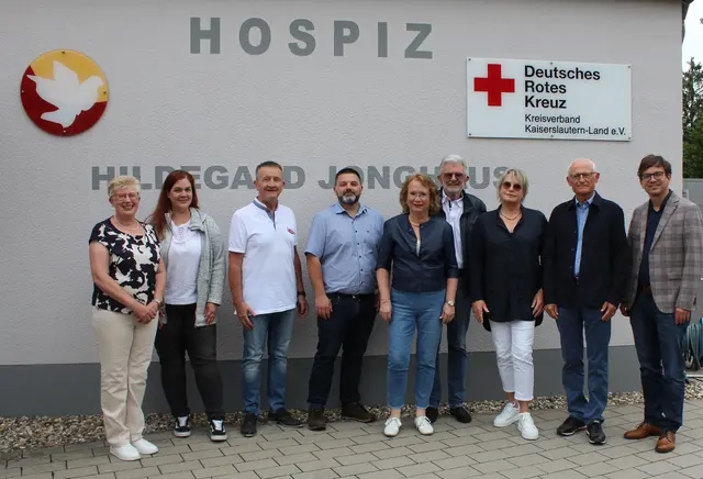 Bildunterschrift: 
Der Vorstand der Biehler-Stiftung informierte sich im Hospiz Hildegard Jonghaus über die Arbeit und Finanzierung der Einrichtung. Von Links: Schatzmeisterin Vera Lang, Stv. Einrichtungsleiterin Panja Schütz, Schriftführer Ralf Hersina, DRK Geschäftsführer Jan Müller, Vorstand der Biehler-Stiftung, Bärbel Biehler (Vorsitzende), Siegfried Biehler, Barbara Kennel, Dr. Hans-Jürgen Gabriel, Vorsitzender des Fördervereins Stationäres Hospiz Westpfalz e.V. und Beisitzer Christopher Bretscher. | Foto: umu