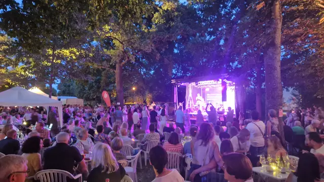 Zwischen Bäumen, Lichtern und Weinständen zeigt sich die Nacht der Weine in Herxheim von ihrer stimmungsvollen Seite | Foto: Verein SÜW/gratis