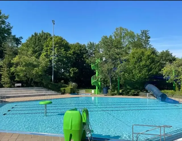 Das Warmfreibad Trippstadt bleibt bis auf Weiteres geschlossen. Bei einer routinemäßigen Untersuchung wurden in einem Teil des Beckens erhöhte Wasserwerte festgestellt. | Foto: Tourist Info Trippstadt