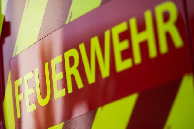 Nach Angaben der Feuerwehr ist der Großbrand inzwischen weitgehend eingedämmt. (Symbolbild)  | Foto: Marijan Murat/dpa