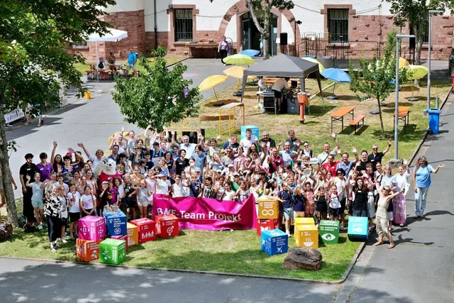 Prämierung der BNE-Teams am 30. Juni 2026: Schülerinnen und Schüler aller
Altersklassen sowie Lehrkräfte aus über 20 Schulen freuten sich über die
Auszeichnung. (Foto: Hohenester/PHHD) | Foto: Stadt Heidelberg