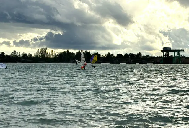 Ausblick vom Strand: Bei gutem Wind hebt mancher erfahrene Surfer mit Wing und Foil ab. | Foto: Thorsten Kornmann