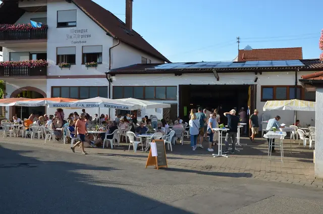 Gesellige Stimmung beim Weingut Spieß: Der Bingo-Abend lockt zahlreiche Besucher an. | Foto: i-Punkt Kirrweiler