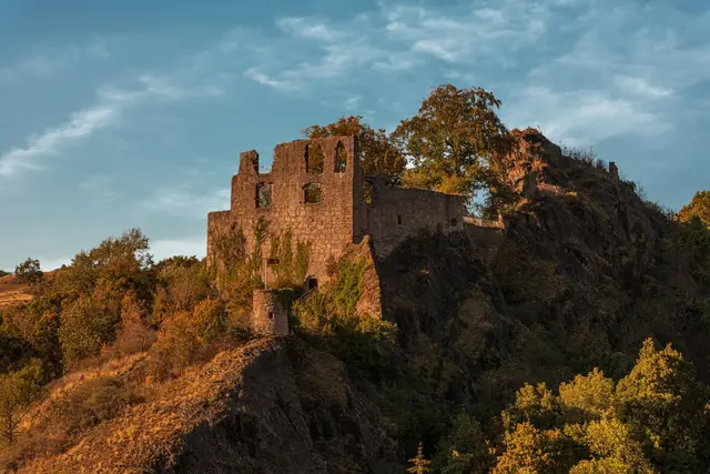 Die Burgruine Falkenstein auf dem Donnersberg bietet einen weitreichenden Ausblick und lädt zum Wandern ein. | Foto: Harald Kröher