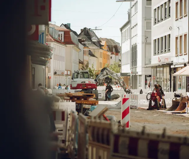 In der Königstraße laufen Bauarbeiten, trotzdem bleiben Läden und Aktionen für Besucherinnen und Besucher erreichbar  | Foto: www.powpau.de