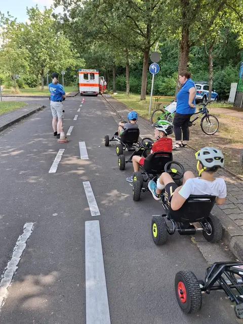 Zur Abwechslung wurden die Kettcars über die Straßen der JVS gefahren | Foto: Gabi Fliege