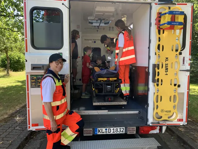 Blick in den Rettungswagen mit dem Team vom DRK | Foto: BdP Peter Krietemeyer