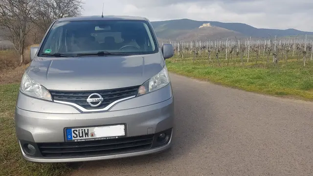 Grenzgebiet zwischen Maikammer mit Kennzeichen SÜW und Diedesfeld mit Kennzeichen NW: Mit Maikammer ist das nördliche Ende des Kennzeichen Bezirkes SÜW erreicht. Von hier aus ist auch das Hambacher Schloss gut zu sehen. | Foto: Eva Bender
