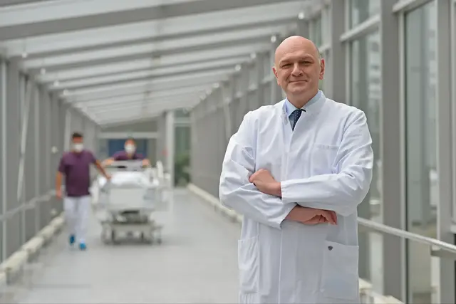 Der Onkologe Peter Paschka vom Onkologischen Zentrum Ludwigshafen (Klinikum) muss einen genauen Fingerabdruck des Tumors erstellen, bevor er zu einer Therapie rät.  | Foto: Klinikum Ludwigshafen