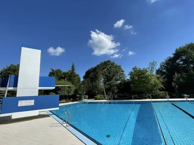 Sprungturm und Schwimmbecken im Warmfreibad Trippstadt. Das Freibad bleibt wegen erhöhter Wasserwerte bis auf Weiteres geschlossen.