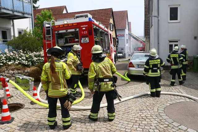 Die Feuerwehr muss über Nacht bleiben. | Foto: Karsten Schmalz/KS-Images/dpa