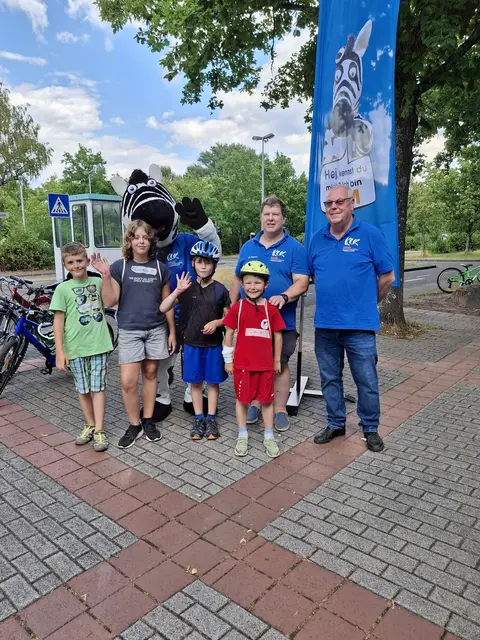 Die Gewinnergruppe mit Zebra Sam, Erik Hippchen (Geschäftsführer KUK) und Willibald Weigel (Organisator des Ferienprogramms, hintere Reihe v.l.n.r.) | Foto: Gabi Fliege