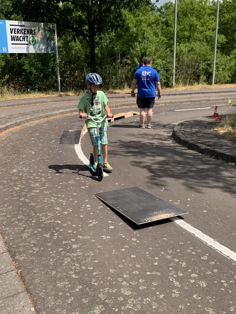 Mit dem Roller über die Wippe | Foto: BdP Peter Krietemeyer