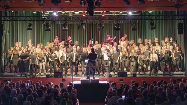 Über 1.000 Konzertgäste, 90 Frauen und Männer im Chorprojekt, eine fünfköpfige Rockband und eine Dirigentin: Der Queen-Tribute 2026 von Chorwerk sprühte Funken – für eine gemeinsame musikalische Vision. | Foto: Manfred Ehrhardt/Chorwerk